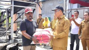 Sekda Ismail Serahkan Bantuan Kepada Korban Kebakaran di Kelurahan Dulalowo