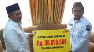 Marten Serahkan Bantuan Dana Pembangunan Masjid SMAN 2 Gorontalo