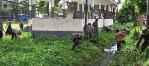 Koramil 1315-04/Tibawa Gelar Karya Bakti Pembersihan Saluran Air