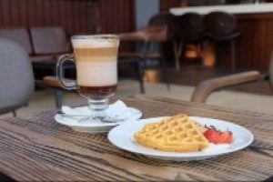 Manjakan Lidah Anda dengan Mocca Latte dan Waffle di Aston Gorontalo & Villas