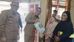 Wabup Hendra Hemeto Salurkan Bantuan Beras CPP Kepada Masyarakat di 5 Desa
