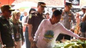 Bupati Nelson Tinjau Pasar Guna Mengecek Stok Sembako Jelang Lebaran Idul Adha