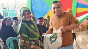 Wabup Hendra Hemeto Serahkan Bantuan Beras Kepada Masyarakat Kecamatan Bongomeme dan Dungaliyo