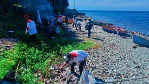 Relawan ANIES melakukan aksi bersih-bersih di sekitar pantai Bajo.