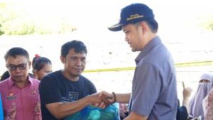 Ryan Kono Serahkan Bantuan Kepada Korban Kebakaran di Wongkaditi