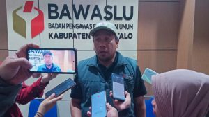 Diminta Mundur dari Jabatan Ketua Bawaslu Kabgor, Alexander Kaaba Beri Jawaban Santuy