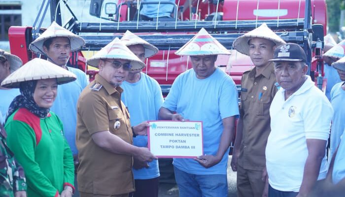 Bupati Boltara Serahkan Bantuan Mesin Panen Padi ke Kelompok Tani di Pinogaluman