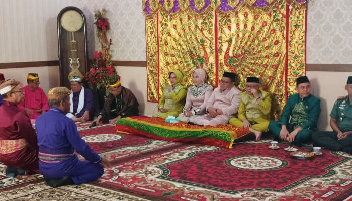 Usai Dilantik sebagai Sekda Kabgor, Sugondo Makmur Jalani Prosesi Adat Mopotilolo