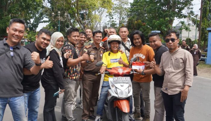 Semarak HUT RI ke-80, Kejari Bersama DPC PJS Kabgor Bagikan Bendera ke Pengendara