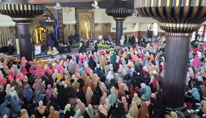 Jamaah Membludak Hadiri Ceramah Ustadzah Oki Setiana Dewi di Limboto