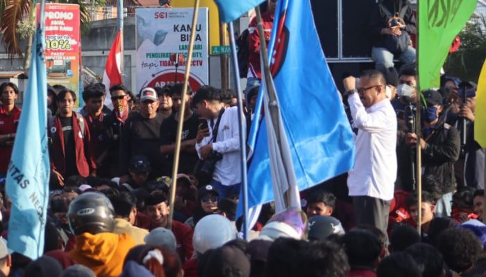 Ketua Deprov Ditengah Masa Aksi: Siap Kawal Aspirasi Mahasiswa ke Pemerintah Pusat