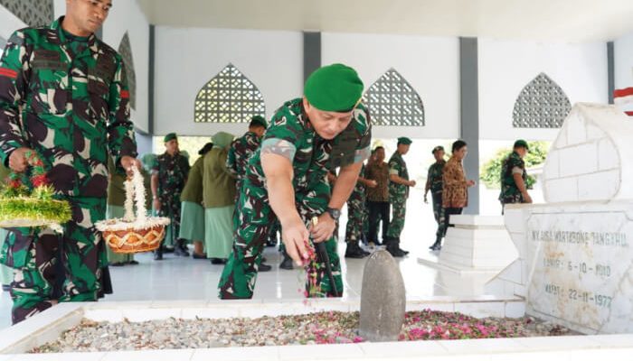 Danrem 133/NW Pimpin Ziarah di TMP Nani Wartabone