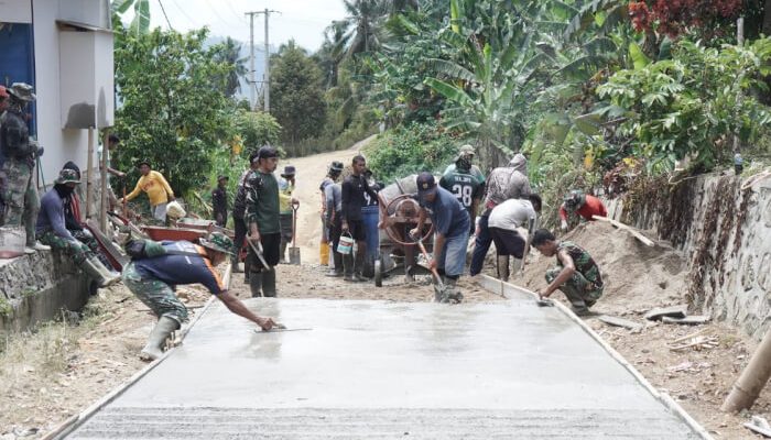 Gotong Royong TNI-Rakyat: Wujudkan Jalan Impian Desa Tonala