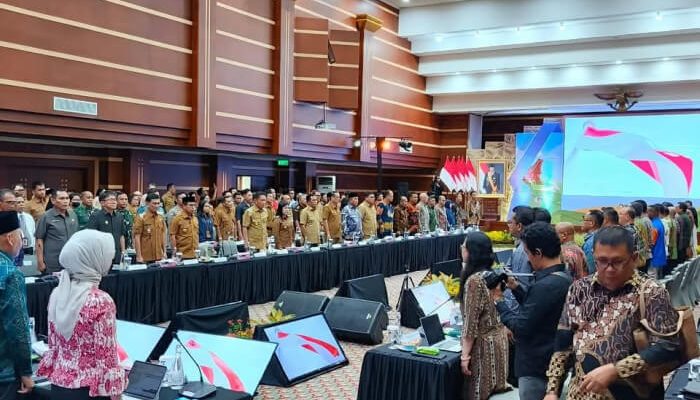 Bupati Sirajudin Lasena Hadiri GNPIP Salampua 2025