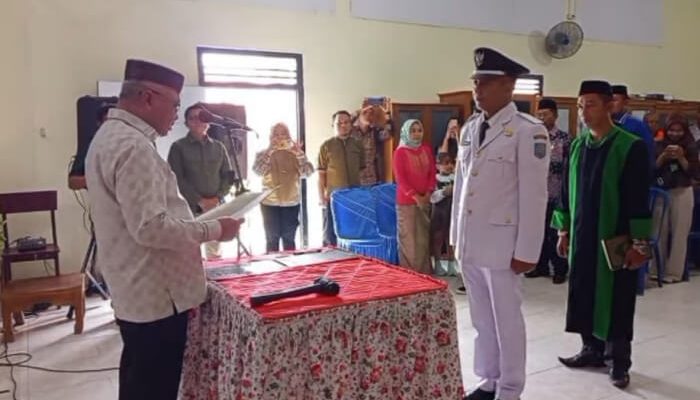 Lantik Penjabat Kades Hutabohu, Bupati Gorontalo: Laksanakanlah Tugas dengan Penuh Integritas