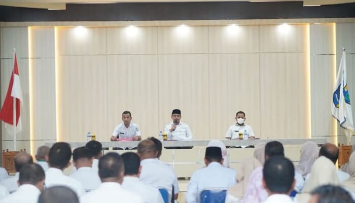 Bupati Sirajudin Lasena Pimpin Rapat Evaluasi Kinerja