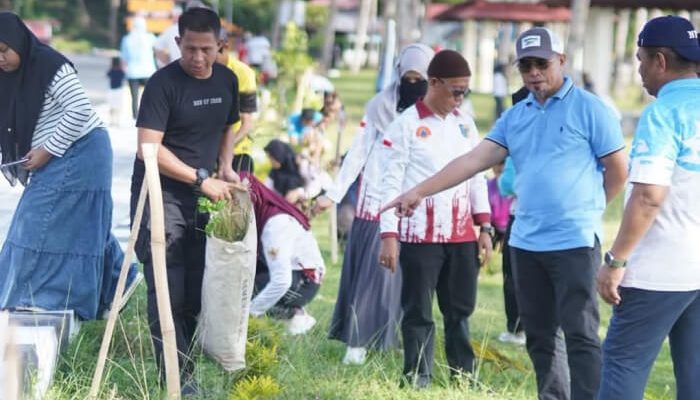 Bupati, Wabup dan ASN Boltara Bersih-bersih di Kawasan Batu Pinagut