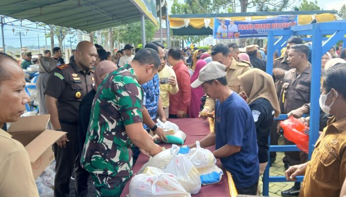 Masyarakat Serbu Pasar Murah di Kejari Kabgor, 1000 Paket Sembako Ludes Terjual