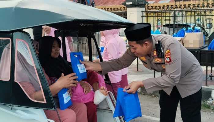 Polres Gorontalo Tebar Berkah Ramadan, Berbagi Takjil untuk Pengendara