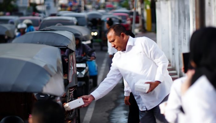 Aston Gorontalo Berbagi Kehangatan Ramadan melalui Bagi-bagi Takjil