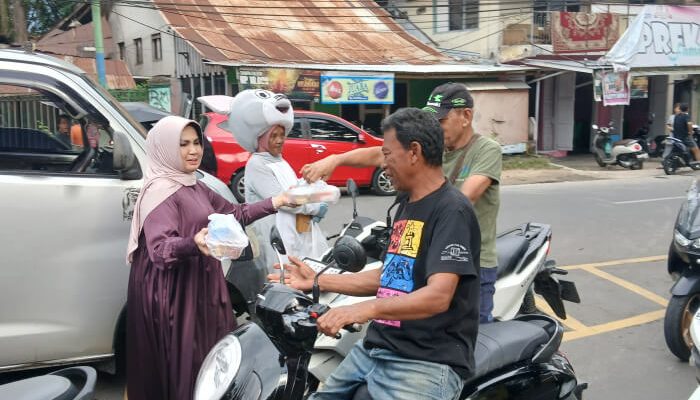 Ramadan Penuh Kepedulian, Anggota DPD RI Rahmijati Jahja Berbagi Takjil ke Masyarakat
