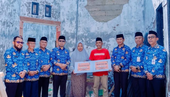 Bupati Sirajudin Lasena Serahkan Bantuan Sosial ke Korban Kebakaran