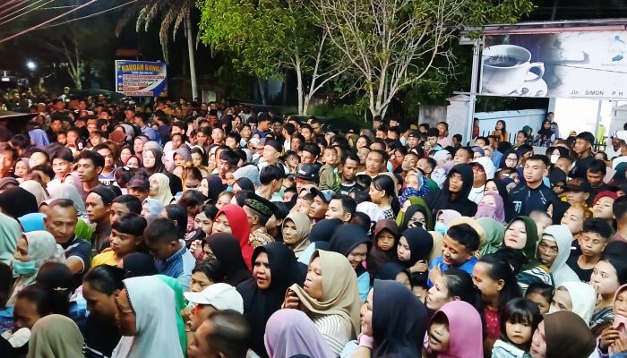 Berburu Zakati, Ribuan Warga Padati Kediaman Rahmijati Jahja