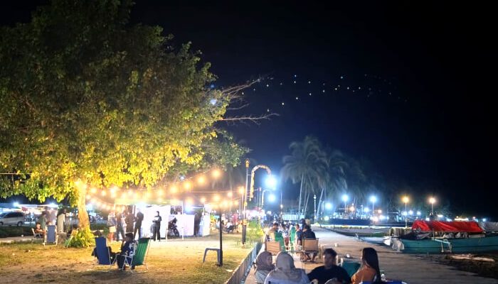 Libur Lebaran 2026: Pantai Batu Pinagut Diserbu Wisatawan, Lapak UMKM Panen Rezeki