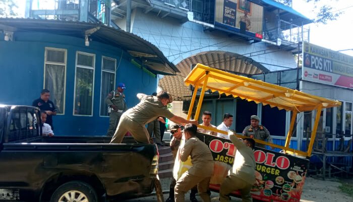 Bandel, Lapak Pedagang di Kawasan Menara Limboto Ditertibkan