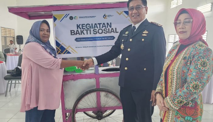 Kalapas Gorontalo Serahkan Gerobak UMKM untuk Keluarga Narapidana di Momentum HBP ke-62