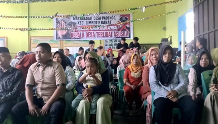 Warga Padengo Kompak Tolak Kades Kembali Aktif Usai Terjerat Kasus Asusila