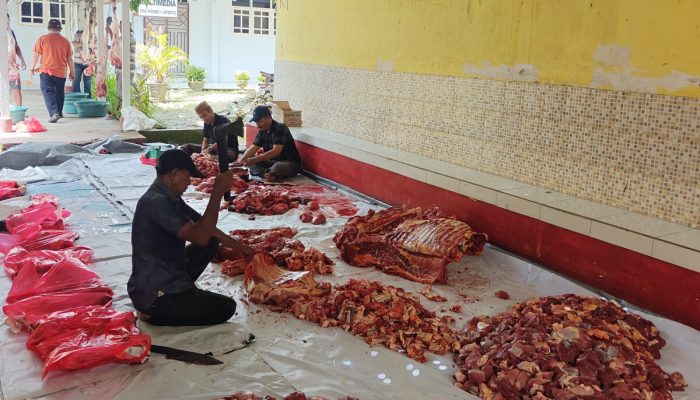 SMAN 1 Limboto Tebar Kebaikan Lewat Penyaluran Daging Kurban untuk Siswa dan Warga Kurang Mampu