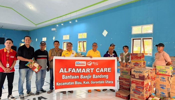 Alfamart Salurkan Bantuan Banjir Bandang di Biau Gorontalo Utara