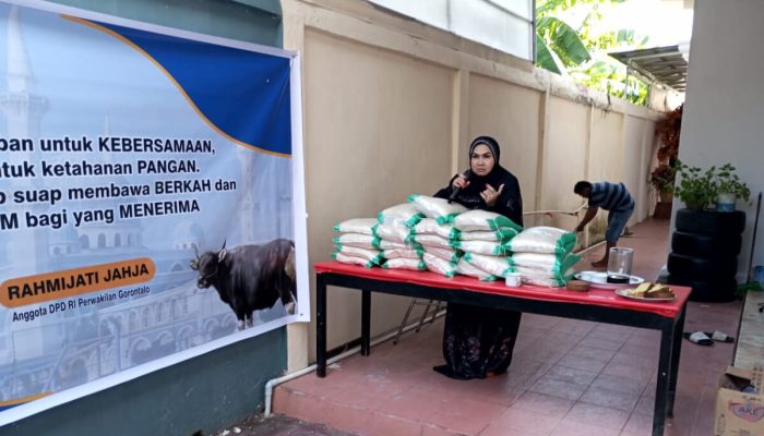 Setetes Kebaikan, Sejuta Manfaat: Rahmijati Jahja Bagikan Daging Kurban dan Beras ke Masyarakat