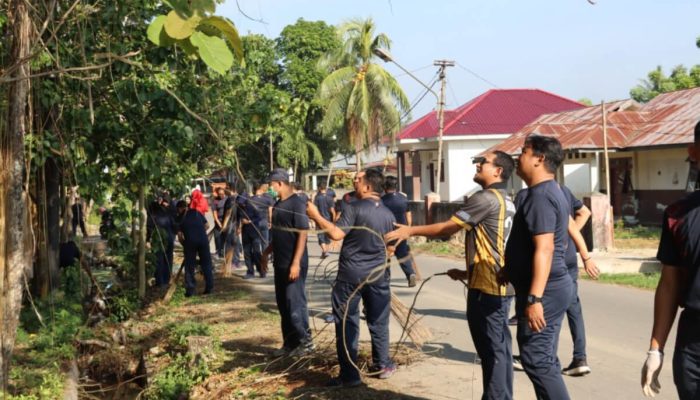 Polres Gorontalo Bersih-bersih Area PENAS KTNA Sambut Hari Bhayangkara ke-80