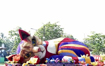 Kucing Raksasa Interaktif Jadi Daya Tarik Baru di Pentadio Resort