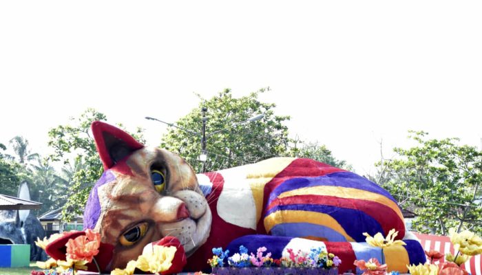 Kucing Raksasa Interaktif Jadi Daya Tarik Baru di Pentadio Resort