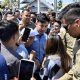 Gibran Sapa Warga dan Bagikan Paket Bantuan Usai Salat Jumat di Limboto