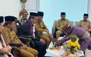 Gubernur Maluku Tiba di Gorontalo, Disambut Adat Mopotilolo