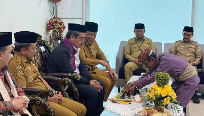Gubernur Maluku Tiba di Gorontalo, Disambut Adat Mopotilolo