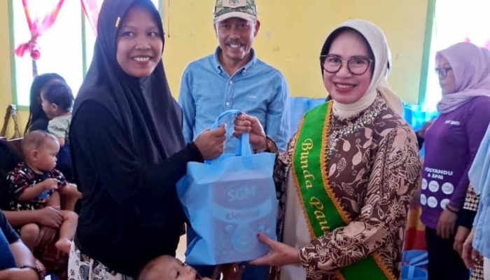 Maryam Sofyan Puhi Turun Langsung, Bagikan Bantuan Nutrisi untuk Cegah Stunting di Tilango