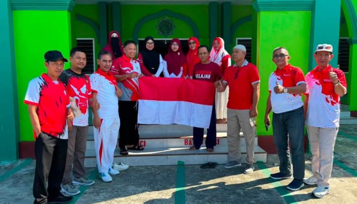 Kobarkan Semangat Kebangsaan, Kemenag Gorontalo Sebar 500 Bendera Merah Putih