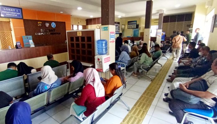 Ada Pemutihan Pajak, Kantor Samsat Kabgor Diserbu Warga