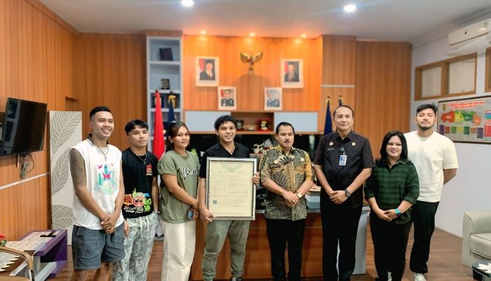Lindungi Karya Anak Negeri, Kanwil Kemenkum Gorontalo Serahkan Sertifikat Hak Cipta 19 Lagu Karya Silet Open Up