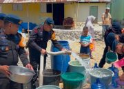 Kemarau Melanda, Brimob Polda Gorontalo Distribusikan 5.000 Liter Air Bersih ke Warga Isimu Raya