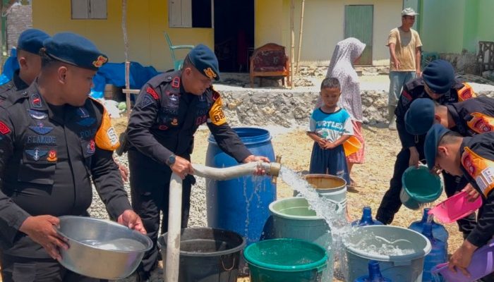 Kemarau Melanda, Brimob Polda Gorontalo Distribusikan 5.000 Liter Air Bersih ke Warga Isimu Raya