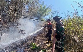 Bahu-membahu di Medan Terjal, Babinsa dan Warga Padamkan Api di Bone Bolango