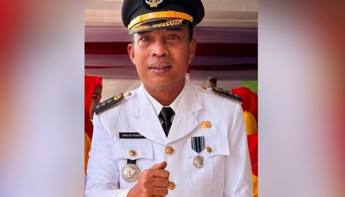 Belum Selesai Soal Adat, Penggunaan Atribut Camat Definitif oleh Plh Pulubala Jadi Masalah Baru
