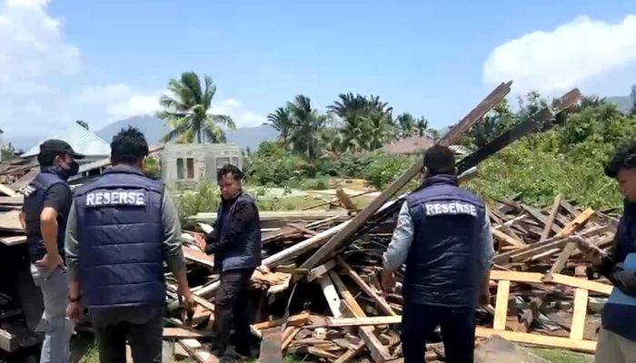 Barang Bukti Puing Bangunan Eks Rumah Jawatan Kantor Pos Gorontalo Ditemukan, Polisi Pasang Police Line