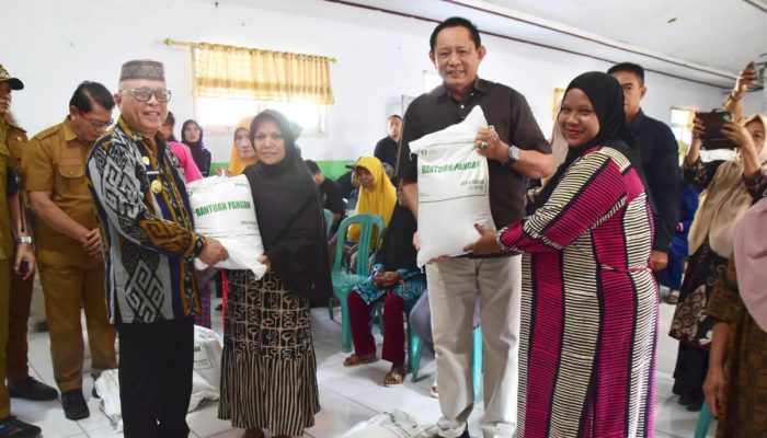Sinergitas Gubernur GI dan Bupati SP, 68 Ribu KK di Kabgor Terima Bantuan 30 Kg Beras